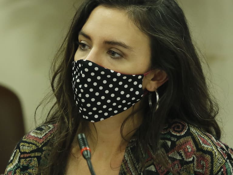 "Que deje de hacerse el larry", el coloquial llamado de Camila Vallejo en la votación del segundo retiro de ahorros de las AFP