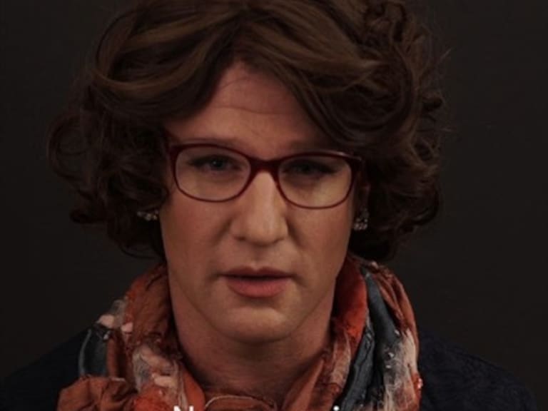 Felipe Kast se compromete con la igualdad de género vestido de mujer