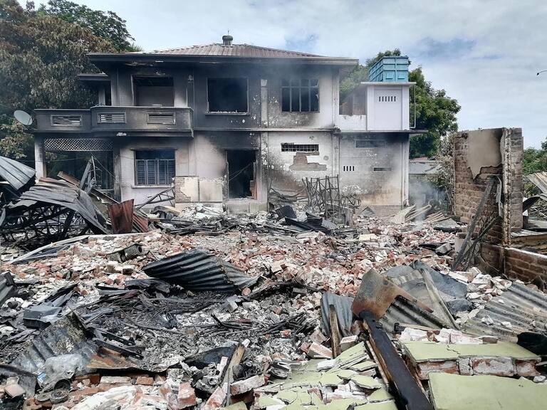 Vivienda destruída tras el ataque aéreo a una zona de rebeldes en Myanmar