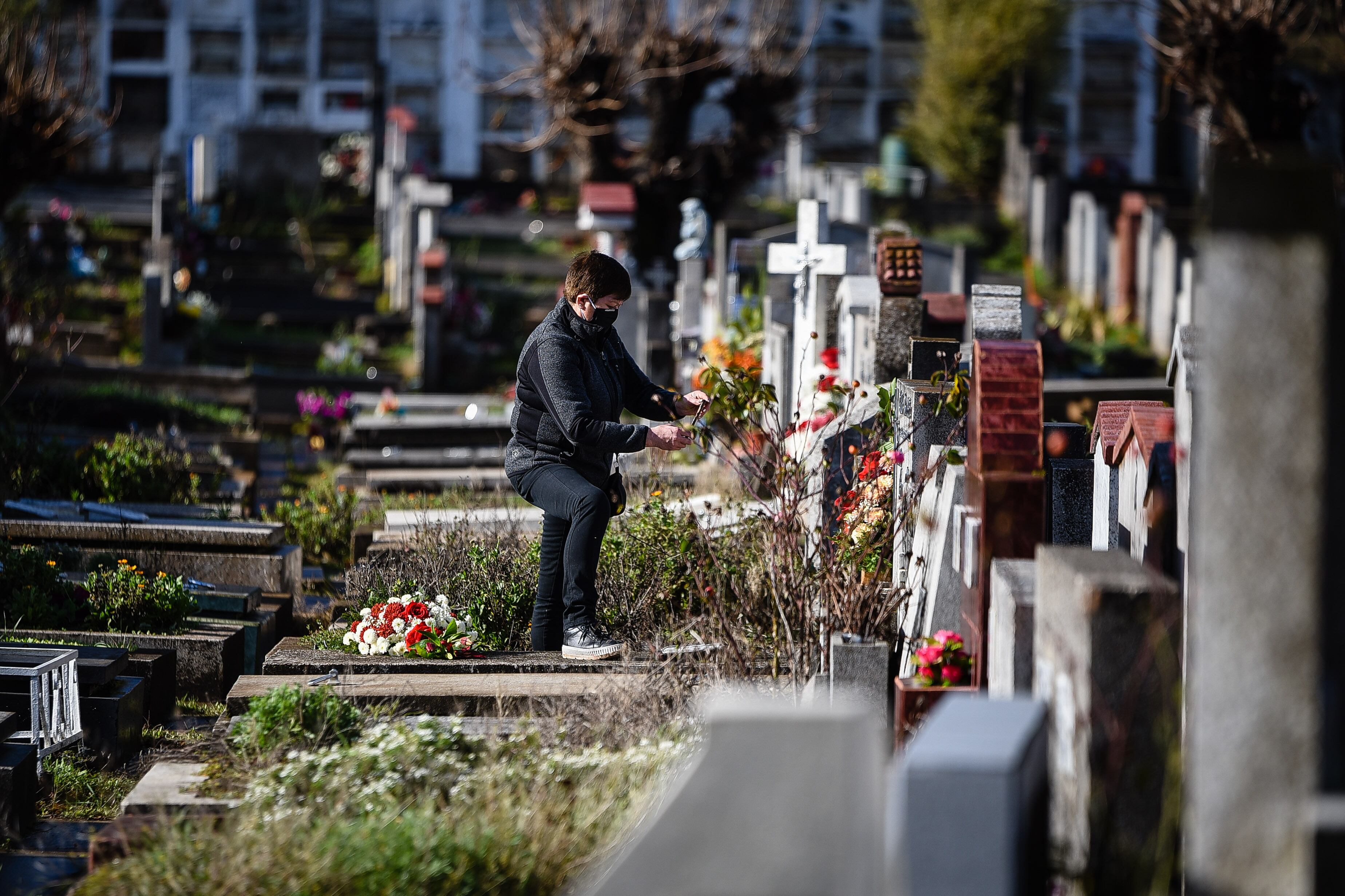 22 DE JUNIO 2020/TEMUCOUna persona con mascarilla visita a un ser querido en el Cementerio General de Temuco, durante la pandemia COVID-19.
FOTO: MARCOS MALDONADO/AGENCIAUNO