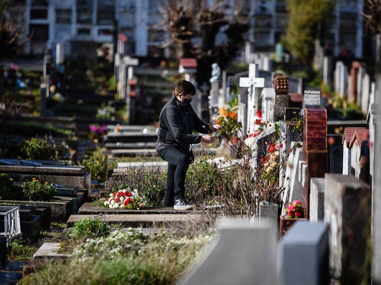 22 DE JUNIO 2020/TEMUCOUna persona con mascarilla visita a un ser querido en el Cementerio General de Temuco, durante la pandemia COVID-19.
FOTO: MARCOS MALDONADO/AGENCIAUNO