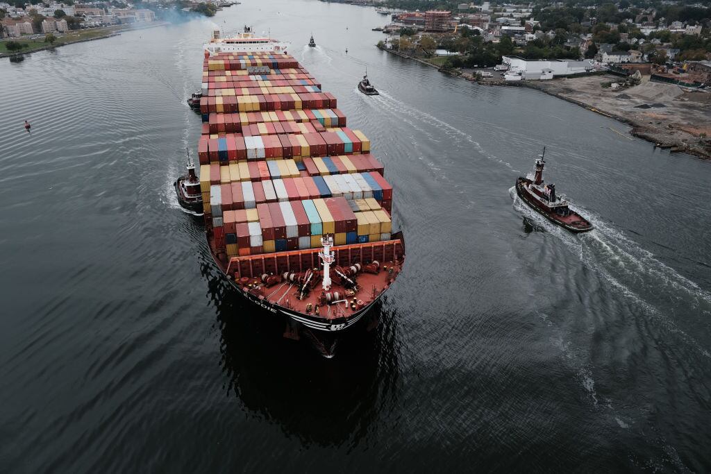 Un buque de carga llega a la bahía en Nueva Jersey