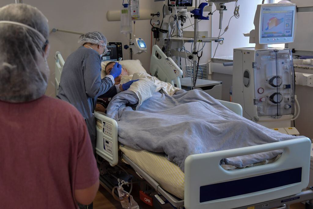 Trabajadores atienen a paciente del Covid-19 en el Hospital Albert Einstein de Sao Paulo
