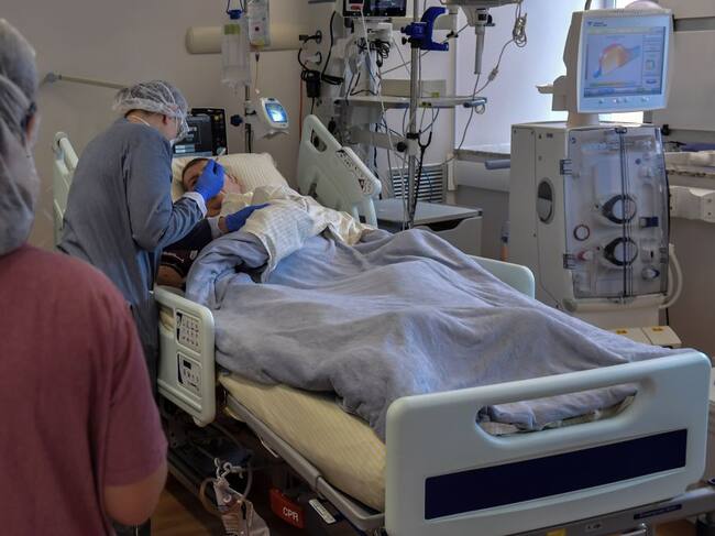 Trabajadores atienen a paciente del Covid-19 en el Hospital Albert Einstein de Sao Paulo