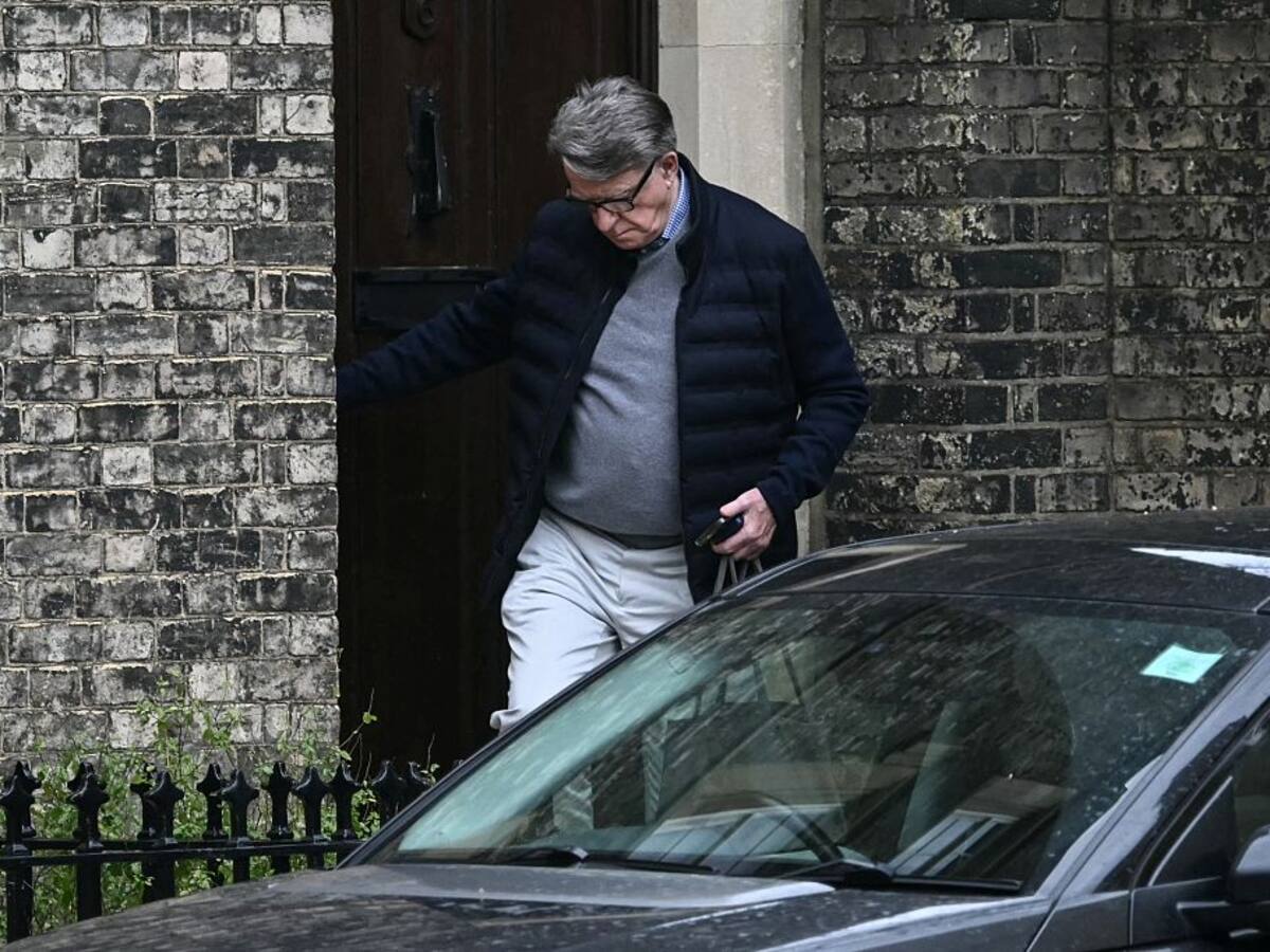 Detienen a exembajador de Reino Unido en EE.UU. bajo sospecha de filtar información económica sensible a Epstein
