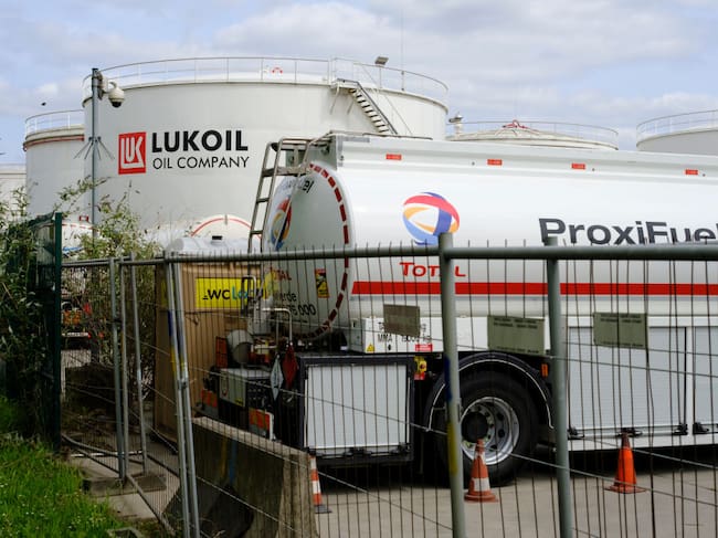 En Bélgica impiden la venta de petróleo del gigante energético ruso Lukoil