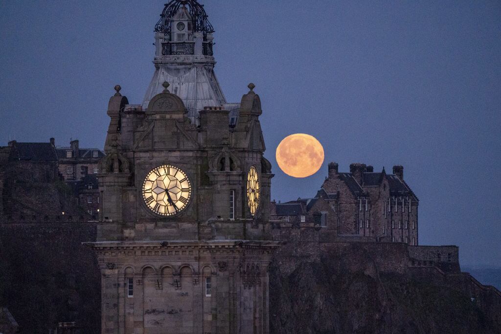 Getty Images | El fenómeno "Luna Rosa" en el Reloj Balmoral y el Castillo de Edimburgo, Escocia
