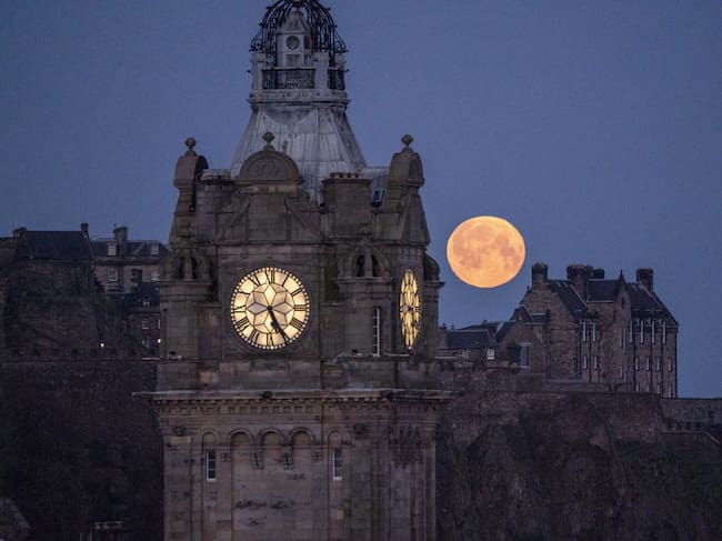 Getty Images | El fenómeno "Luna Rosa" en el Reloj Balmoral y el Castillo de Edimburgo, Escocia