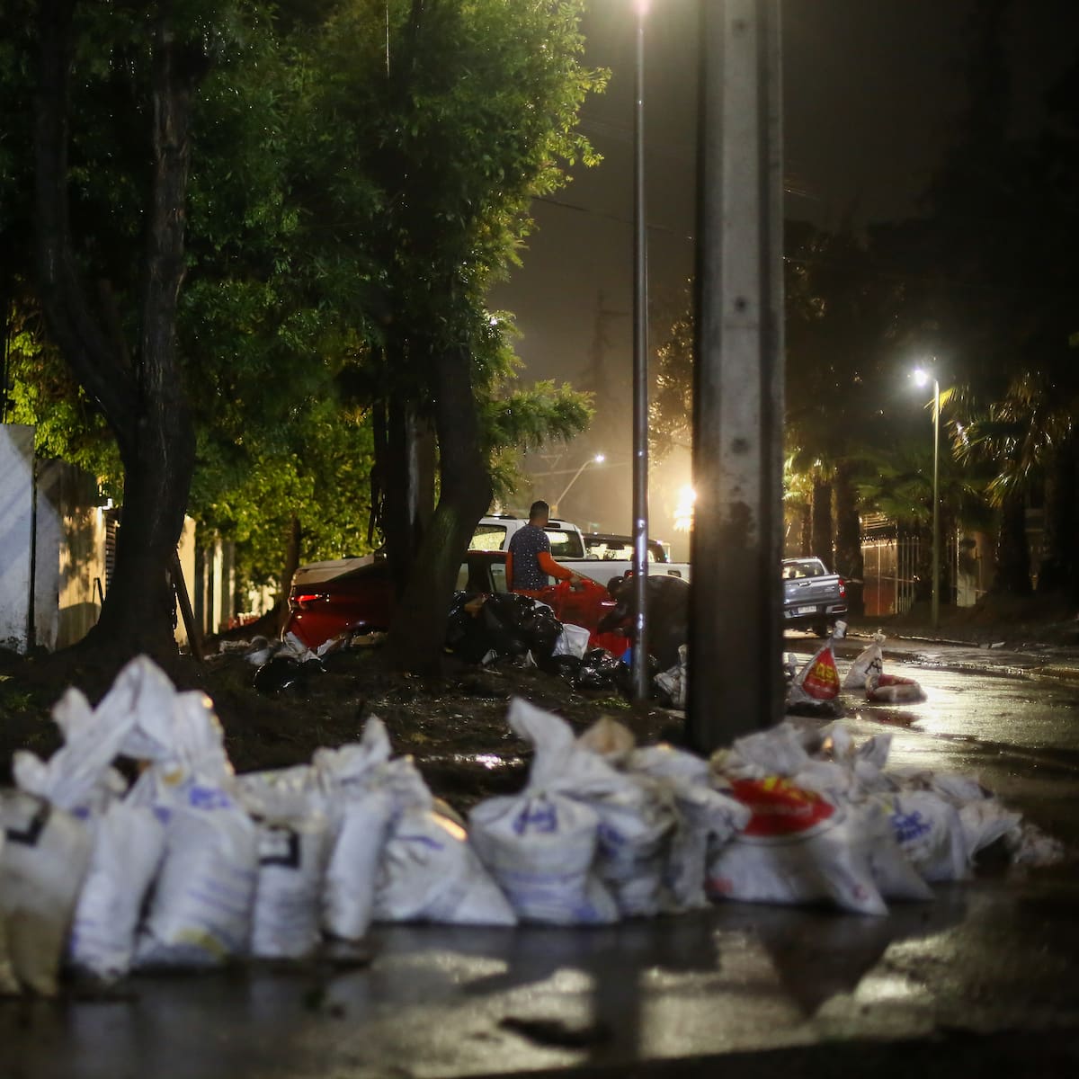 Suspenden clases para este martes en perímetro de seguridad de San Carlos de Apoquindo tras inundaciones en Las Condes