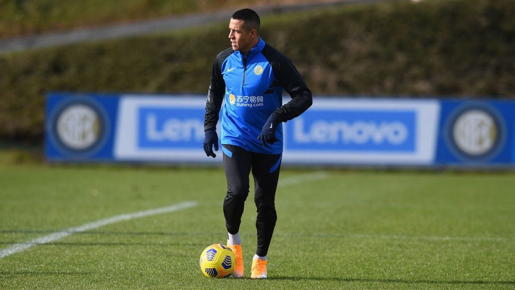 COMO, ITALY - JANUARY 24: Alexis Sanchez of FC Internazionale in action during a training session at Appiano Gentile on January 24, 2021 in Como, Italy. (Photo by Claudio Villa - Inter/Inter via Getty Images)