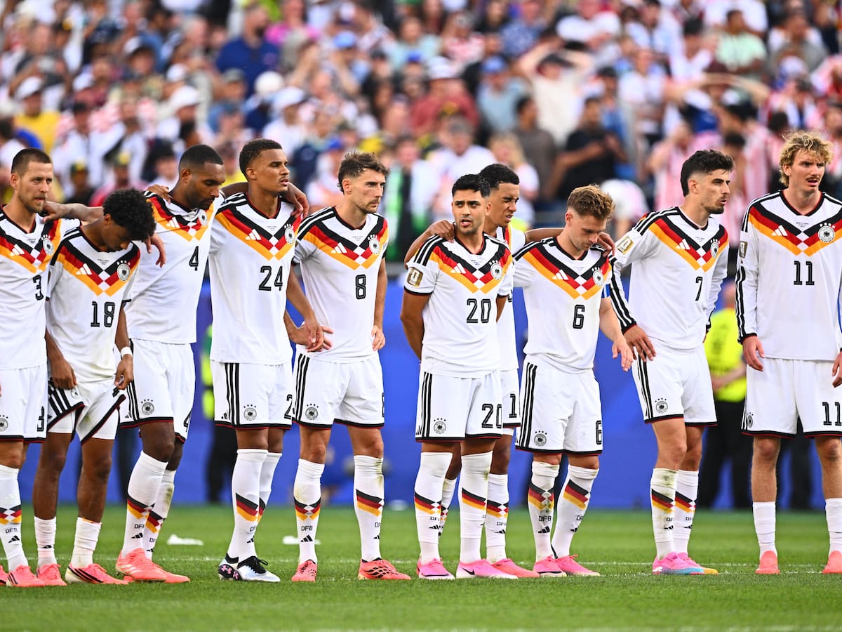 “Hemos tenido grandes problemas contra equipos que no son de clase mundial, estamos merecidamente eliminados”