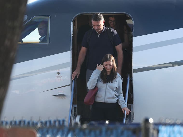 Flavio Bolsonaro en su arribo a Estados Unidos tras arrancar de Brasil