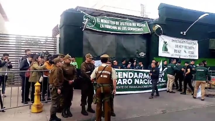 Tras iniciar paro nacional: funcionarios de Gendarmería se movilizan en entrada de Centro de Justicia