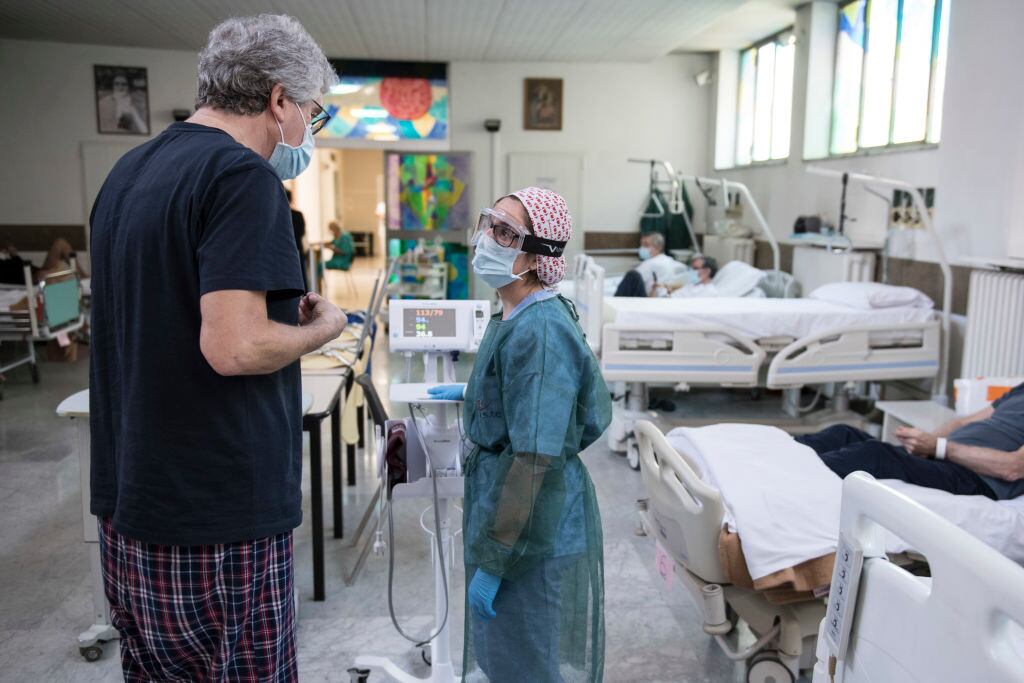 Un paciente de Covid-19 dialoga con una doctora en el Hospital Martini de Turín