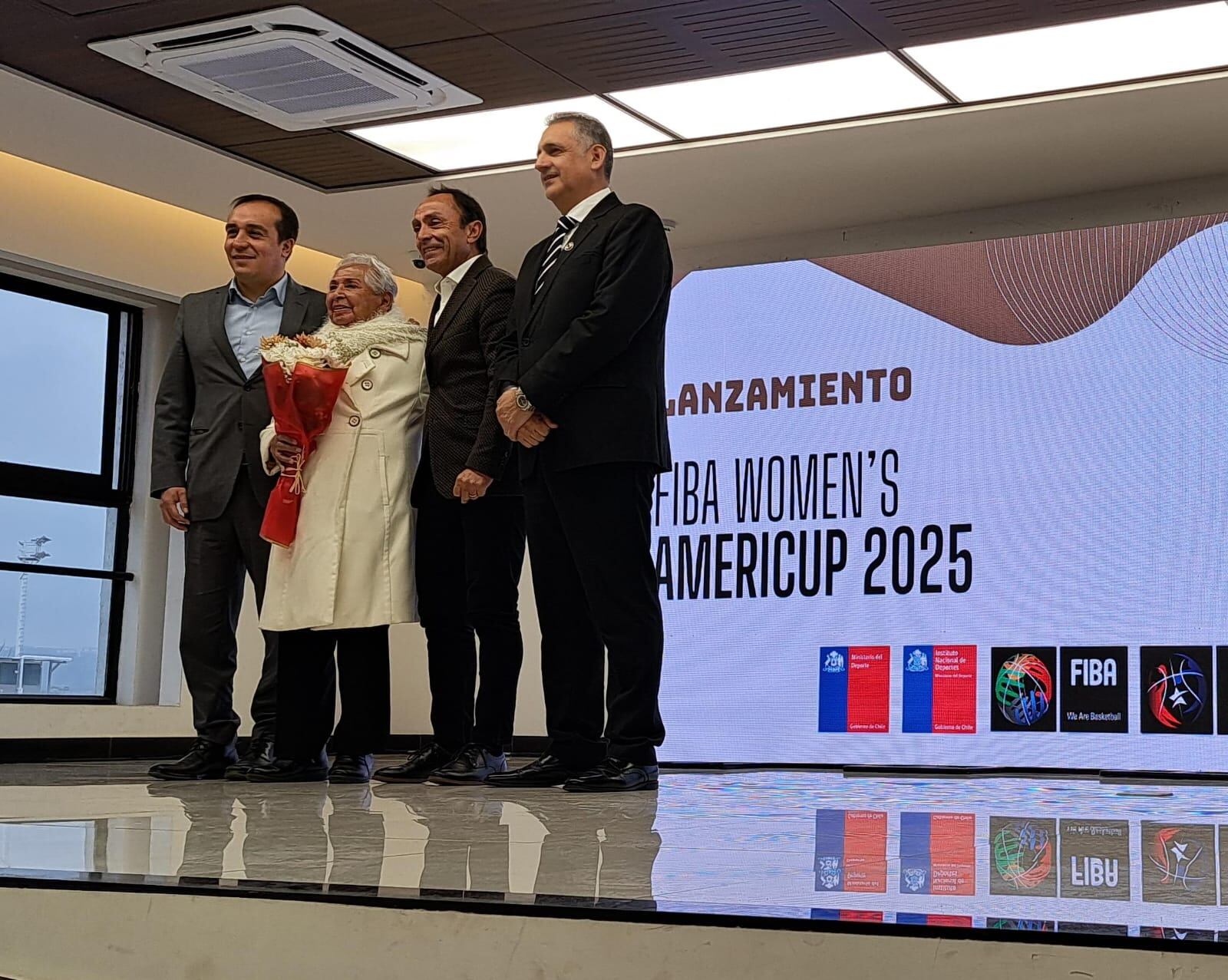 Homenaje a Laura Piña, seleccionada chilena en el Mundial de 1953, el primero que organizó FIBA y que fue en Chile.