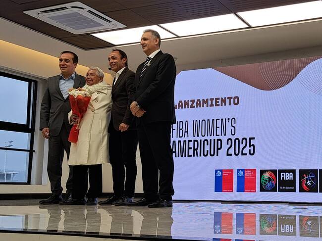 Homenaje a Laura Piña, seleccionada chilena en el Mundial de 1953, el primero que organizó FIBA y que fue en Chile.