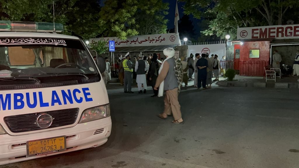 Ambulancias llegan a atender personas heridas en el atentado en Kabul