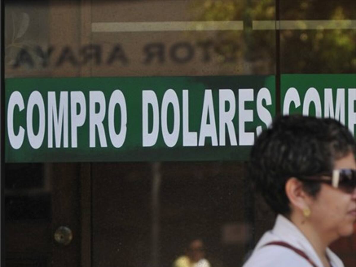 Dólar retoma senda bajista y casi alcanza la barrera de los $600