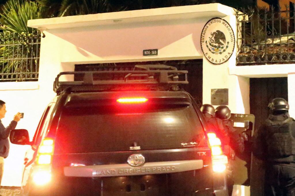 Fuerzas especiales de la policía de Ecuador, escoltados por militares, irrumpieron en la embajada de Ecuador en la ciudad de Quito.