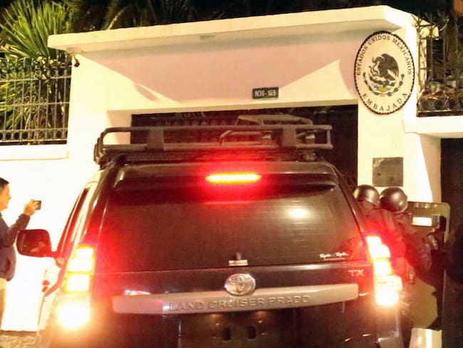 Ecuador invade la embajada de México en Quito tras la entrega de asilo a un exvicepresidente