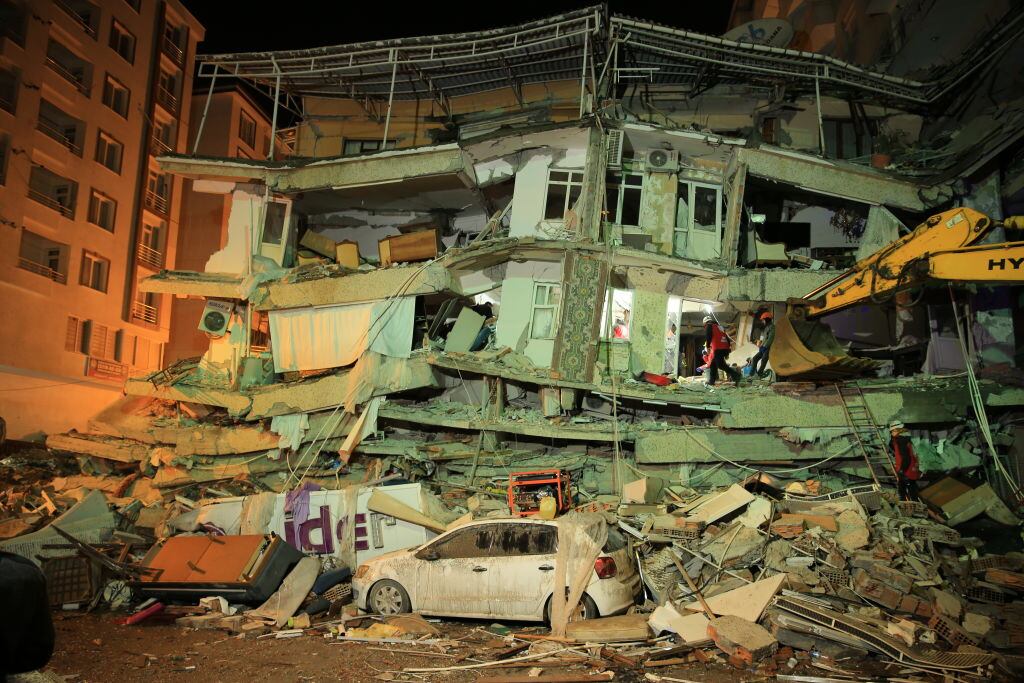 Siguen los esfuerzos de rescate de personas tras el terremoto en Turquía
