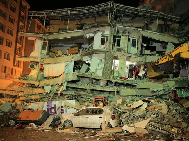 Siguen los esfuerzos de rescate de personas tras el terremoto en Turquía