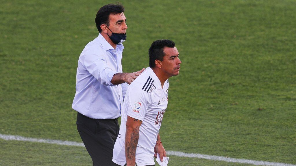 17 DE ENERO DE 2021/SANTIAGOEl Director Tcnico de Colo Colo, Gustavo Quinteros (i) y Esteban Paredes (d), durante el partido valido por trigsima primera fecha del Campeonato Nacional AFP PlanVital 2020, entre Colo Colo y Universidad de Chile, disputado en el Estadio Monumental.
FOTO: SEBASTIçN ORIA/AGENCIAUNO