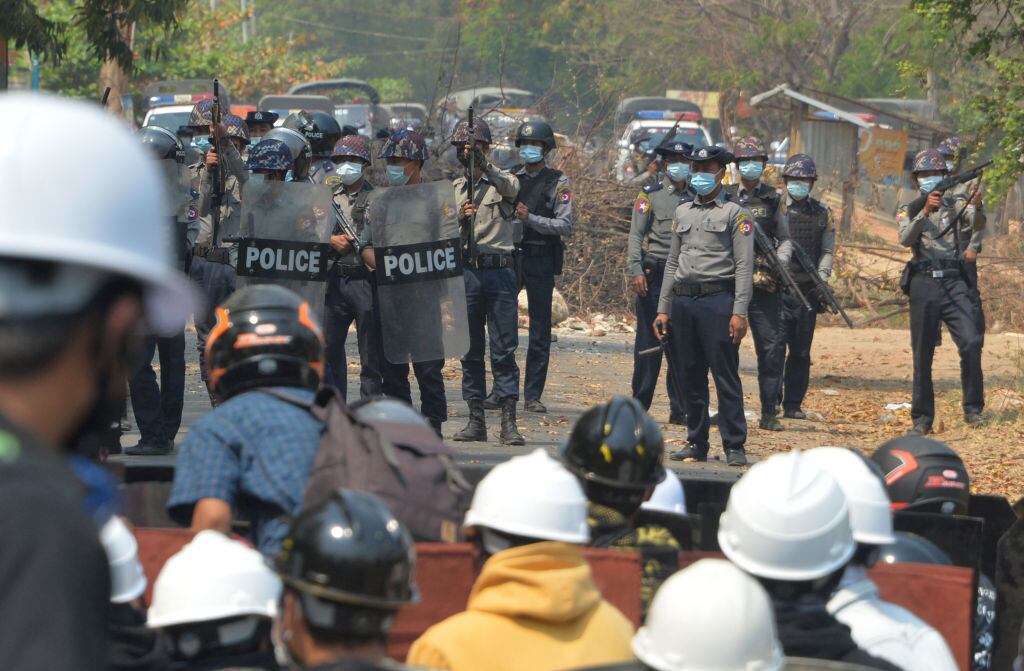 Agentes de seguridad enfrentan a manifestantes en Myanmar