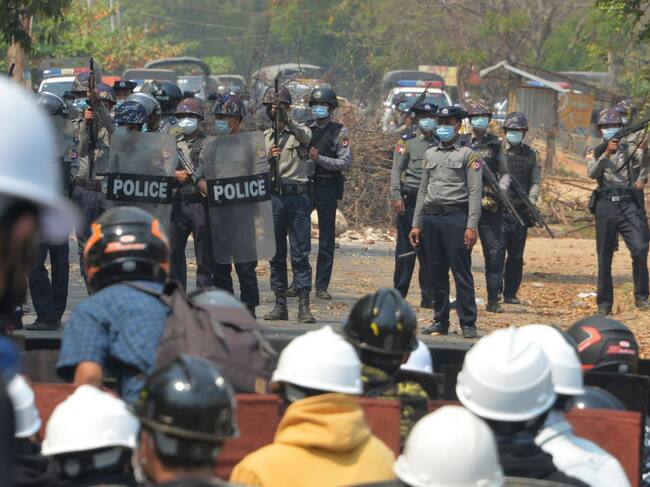 Agentes de seguridad enfrentan a manifestantes en Myanmar