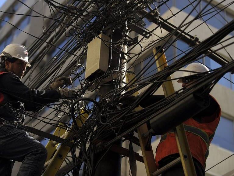 29 de Julio de 2012/VALPARAISOLas empresas Chilquinta, Movistar, Claro, Entel, VTR, empezaron con la eliminación del cableado aéreo en desuso de diferentes partes de la cuidad, esto aráis de que firmaron un compromiso con la municipalidad para fortalecer la imagen urbana de esta comuna y así terminar un poco la contaminación visual de los cables.
FOTO: PABLO OVALLE ISASMENDI /AGENCIAUNO