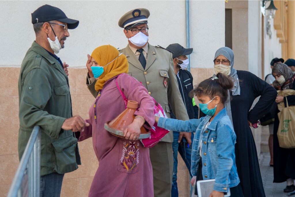 Fuerzas de seguridad vigilan a las personas en las calles de Marruecos
