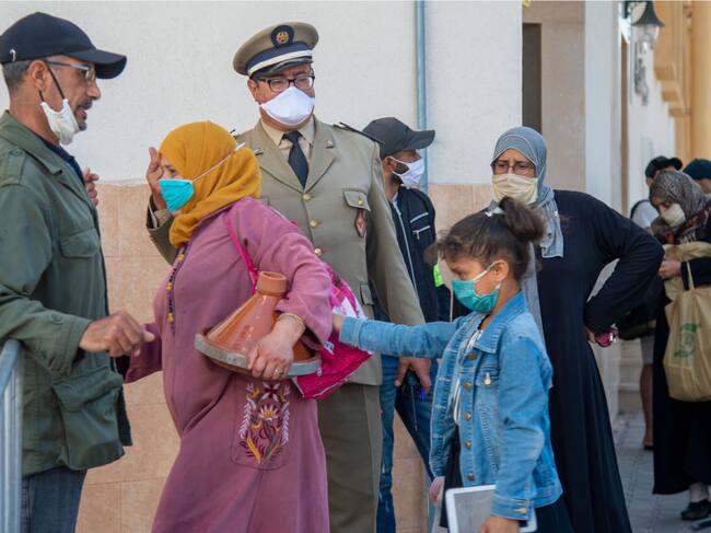 Fuerzas de seguridad vigilan a las personas en las calles de Marruecos