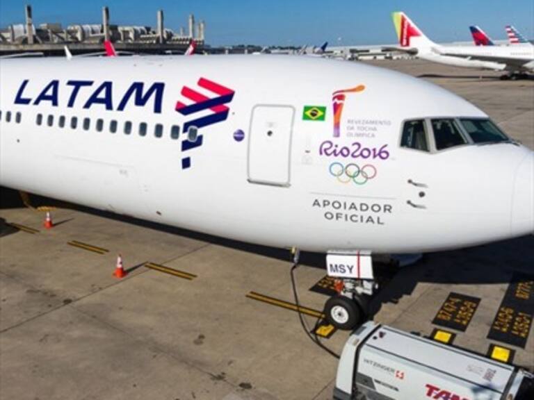 Avión de Latam es rodeado por policías al aterrizar en Madrid