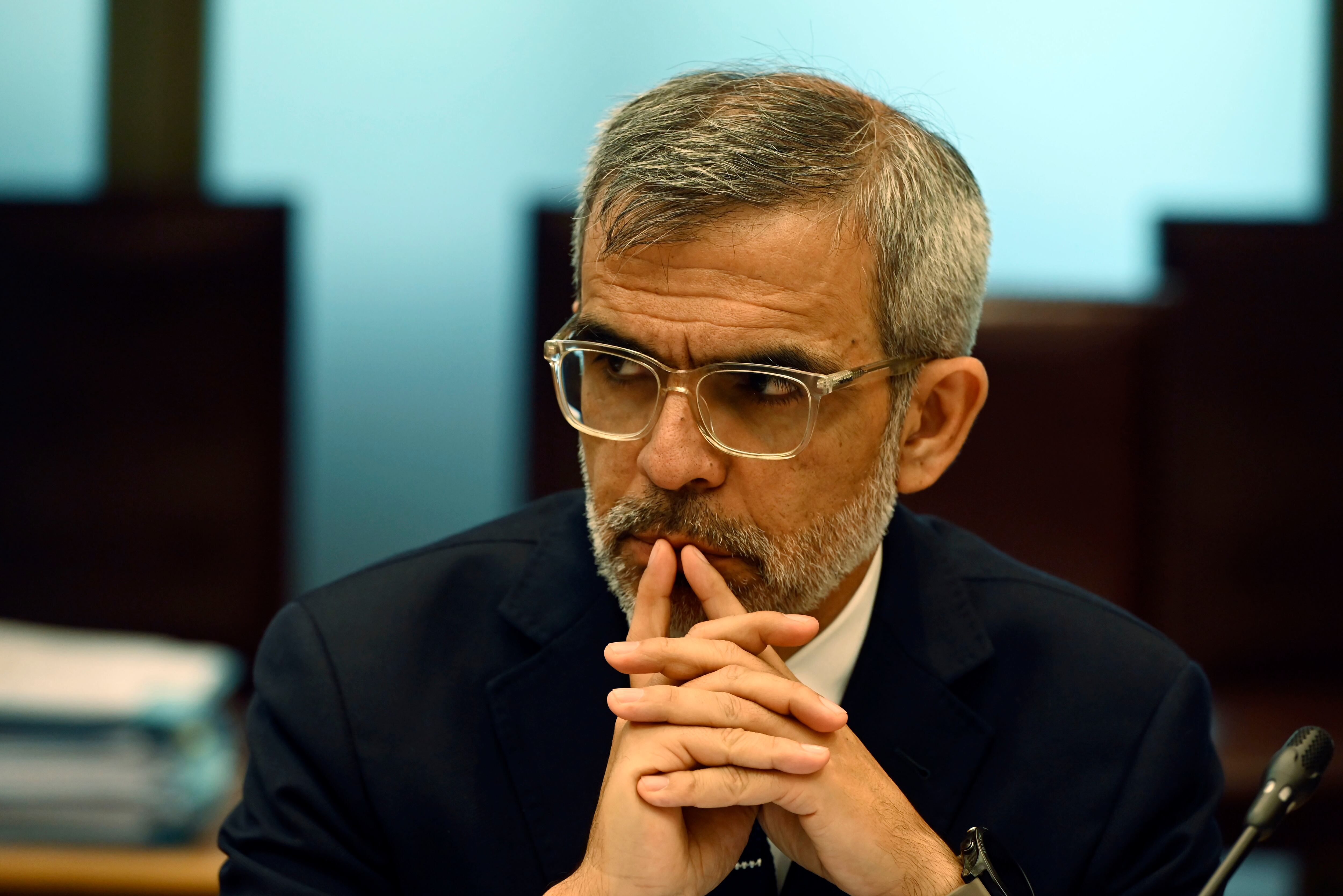 Carabineros incorpora como profesor a exministro Luis Cordero tras su salida del Gobierno