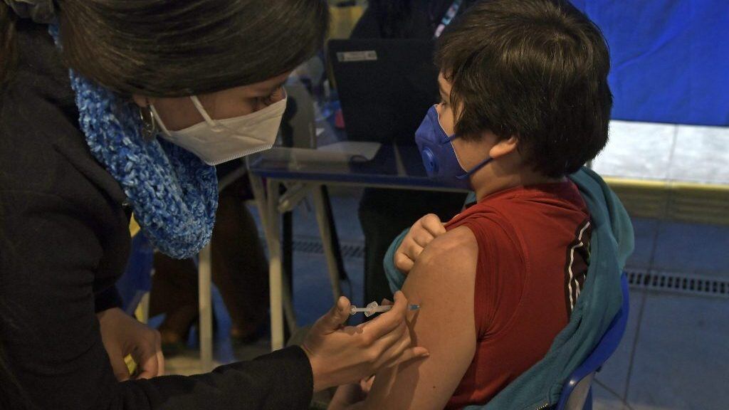 22 de Junio de 2021 / IQUIQUEPrimeros adolescentes de entre 12 y 17 años (con comorbilidades específicas) fueron inoculados con dosis para Covid-19, en el vacunatorio instalado en el estadio Tierra de Campeones.
FOTO: CRISTIAN VIVERO BOORNES/AGENCIAUNO