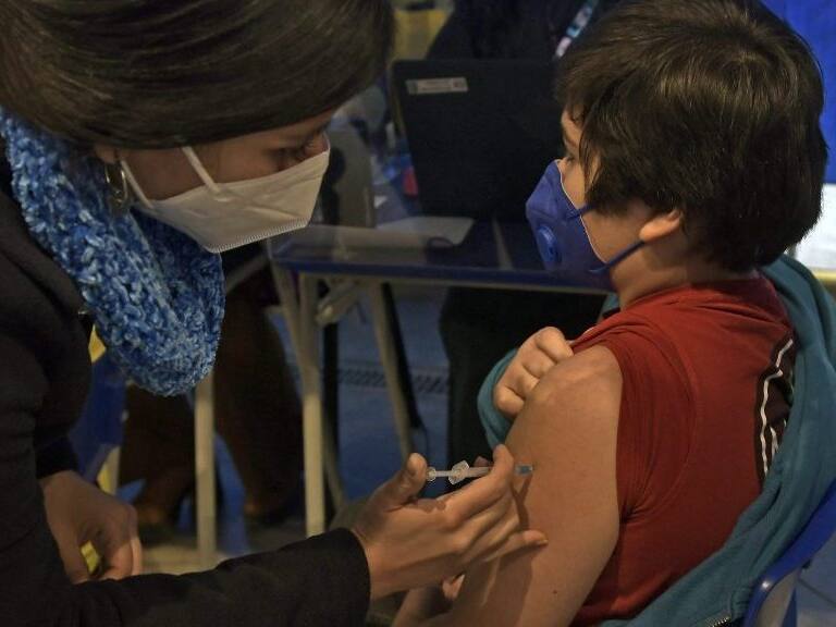 22 de Junio de 2021 / IQUIQUEPrimeros adolescentes de entre 12 y 17 años (con comorbilidades específicas) fueron inoculados con dosis para Covid-19, en el vacunatorio instalado en el estadio Tierra de Campeones.
FOTO: CRISTIAN VIVERO BOORNES/AGENCIAUNO