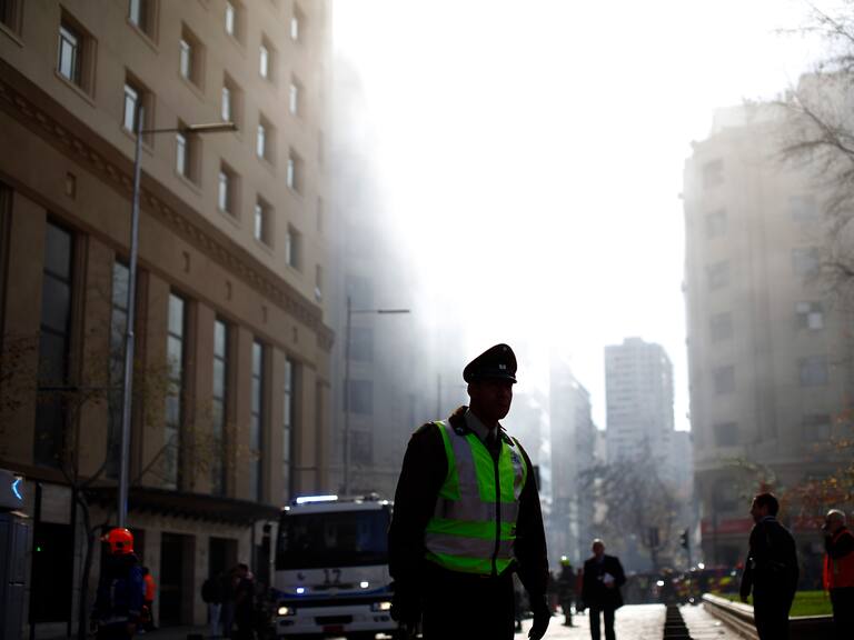 “Nos hacen recibir pedidos de comida”: denuncian que carabineros son usados como conserjes en edificio institucional de Providencia