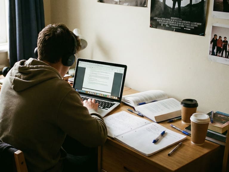 Los 5 consejos clave para romperla en la PAES, según uno de los preuniversitarios más reconocidos de Chile: Preu Filadd