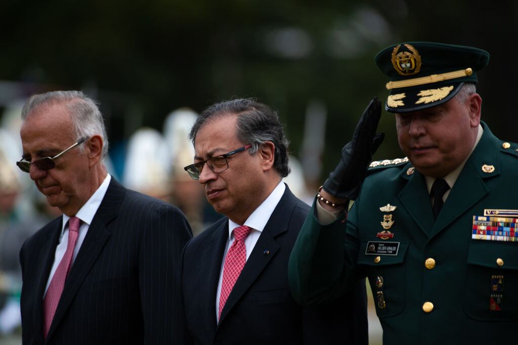El presidente de Colombia Gustavo Petro junto al alto mando de los militares