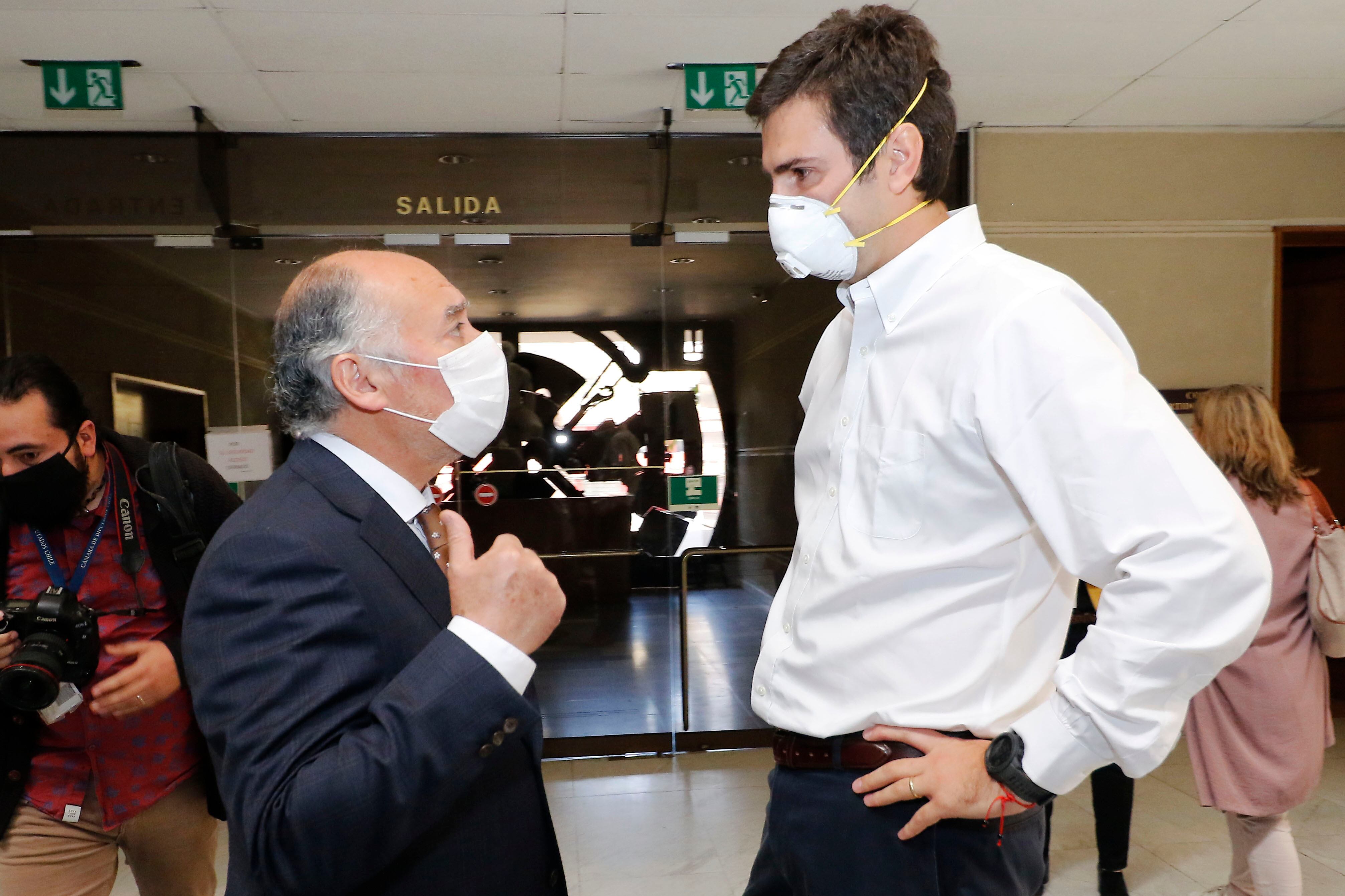 07 DE ABRIL DE 2020/VALPARAISOEl presidente saliente de la Camara, diputado Ivan Flores (i) conversa con el nuevo mandatario, Diego Paulsen, luego de la eleccion de la mesa de la Camara de Diputados.
FOTO: LEONARDO RUBILAR CHANDIA/AGENCIAUNO