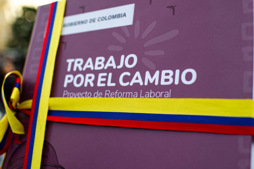 Plan de reforma laboral del gobierno de Colombia exhibido en Bogotá