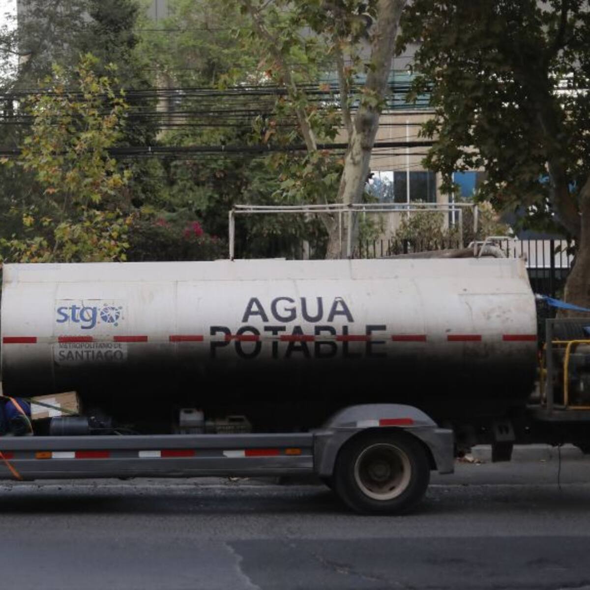 Asociación Chilena de Municipalidades envía 14 camiones aljibes en ayuda para las regiones afectadas por los incendios forestales