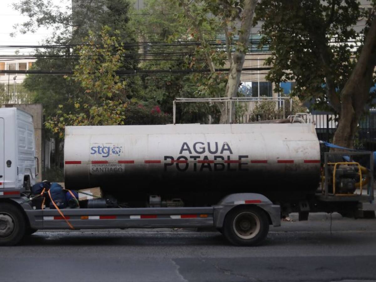Asociación Chilena de Municipalidades envía 14 camiones aljibes en ayuda para las regiones afectadas por los incendios forestales