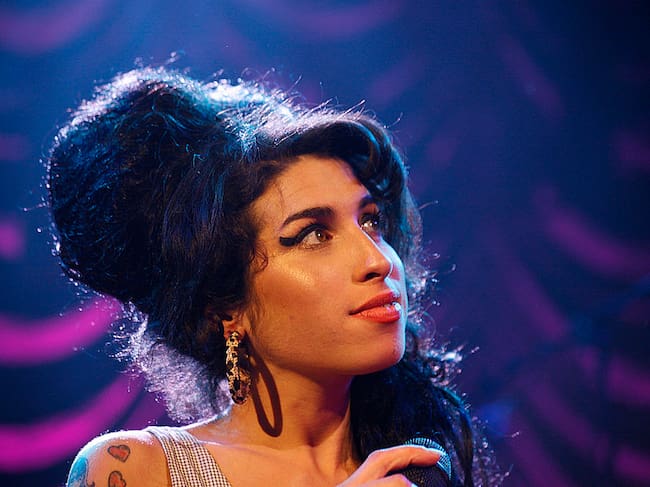 UNITED KINGDOM - MAY 28: SHEPHERD'S BUSH EMPIRE Photo of Amy Amy WinehouseWINEHOUSE, Amy Winehouse performing on stage (Photo by Chris Christoforou/Redferns)
