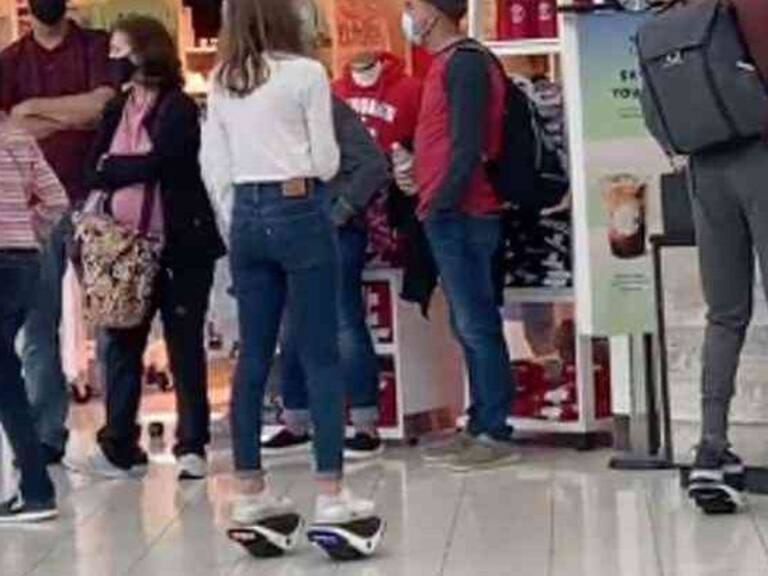 Familia se vuelve viral por usar patines eléctricos para desplazarse dentro de un aeropuerto