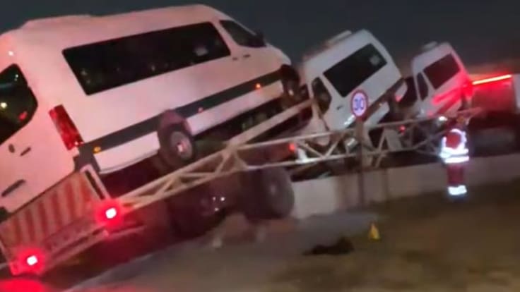 Camión que transportaba furgones vuelca en Américo Vespucio y deja enlace a Cerrillos cerrado