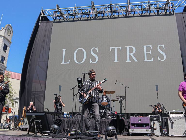 ¡La «Revuelta» de Los Tres no para! Banda anuncia nuevo concierto en Santiago tras aplaudido retorno