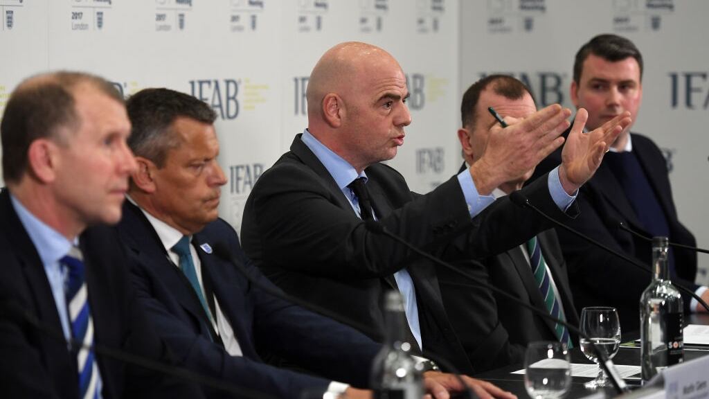 IFAB y FIFA actualizarán protocolo VAR pero descartan detener el reloj en los partidos