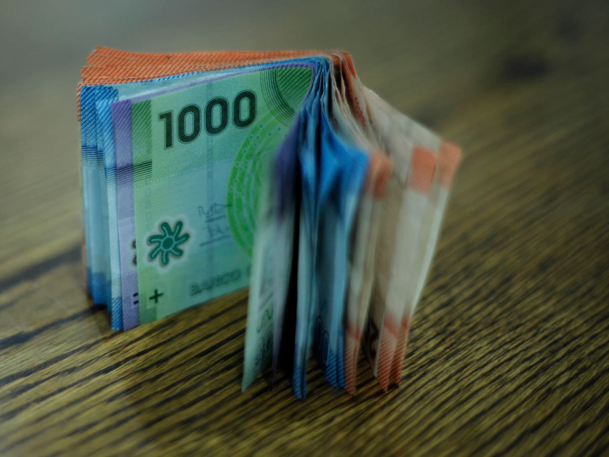 Reajuste salarial: ¿A cuánto subiría el sueldo mínimo en 2024 y de qué depende su alza?