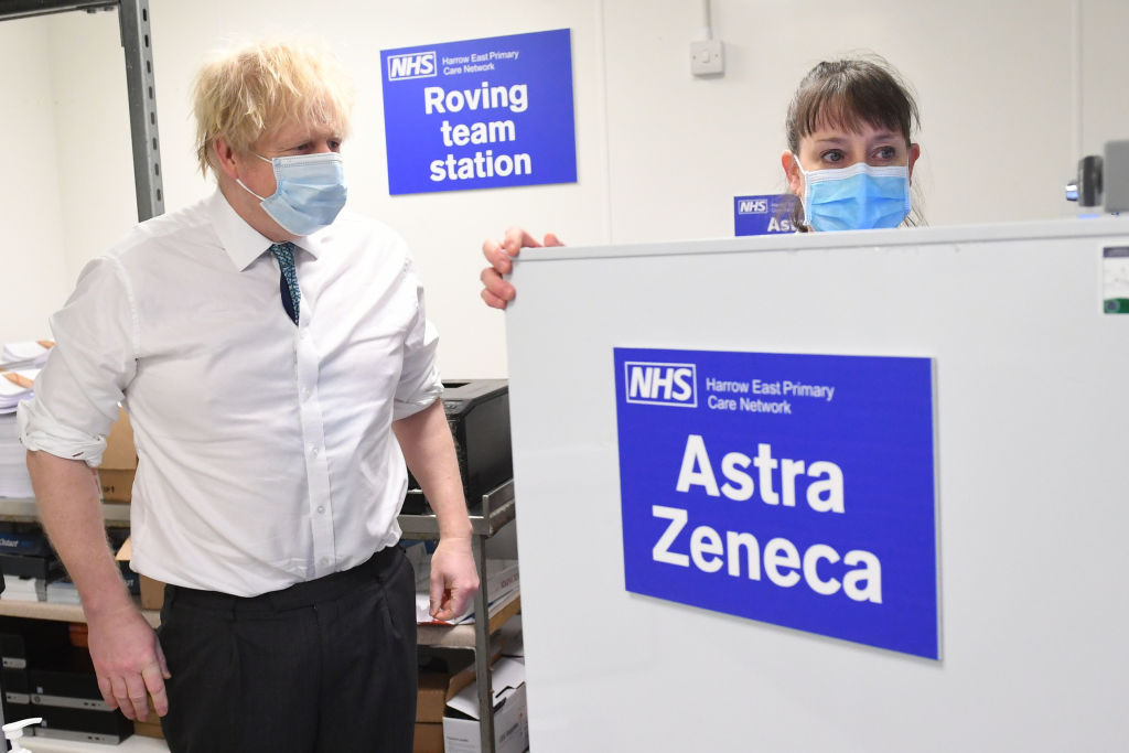 Johnson supervisa la fabricación de las dosis de AstraZeneca